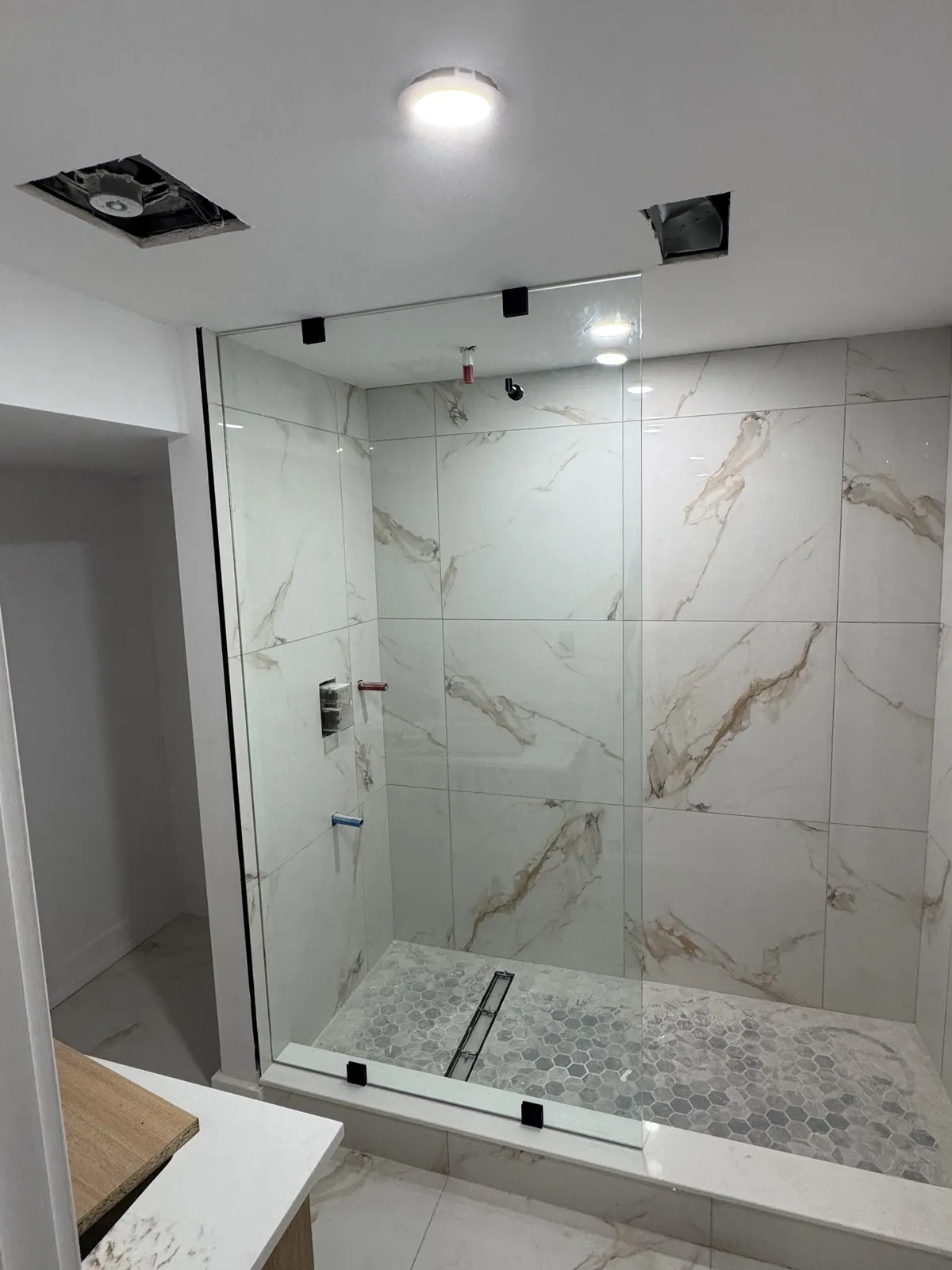 Glass Shower Door 06 project by ALUWORLD LTD